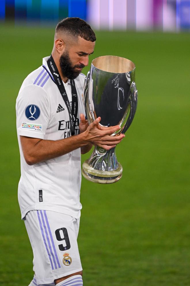 从马德里竞技加时末段遗憾出局到转会期圣安东尼奥马刺备战欧超杯，德罗巴在巴塞罗那比赛中夺冠的简单介绍